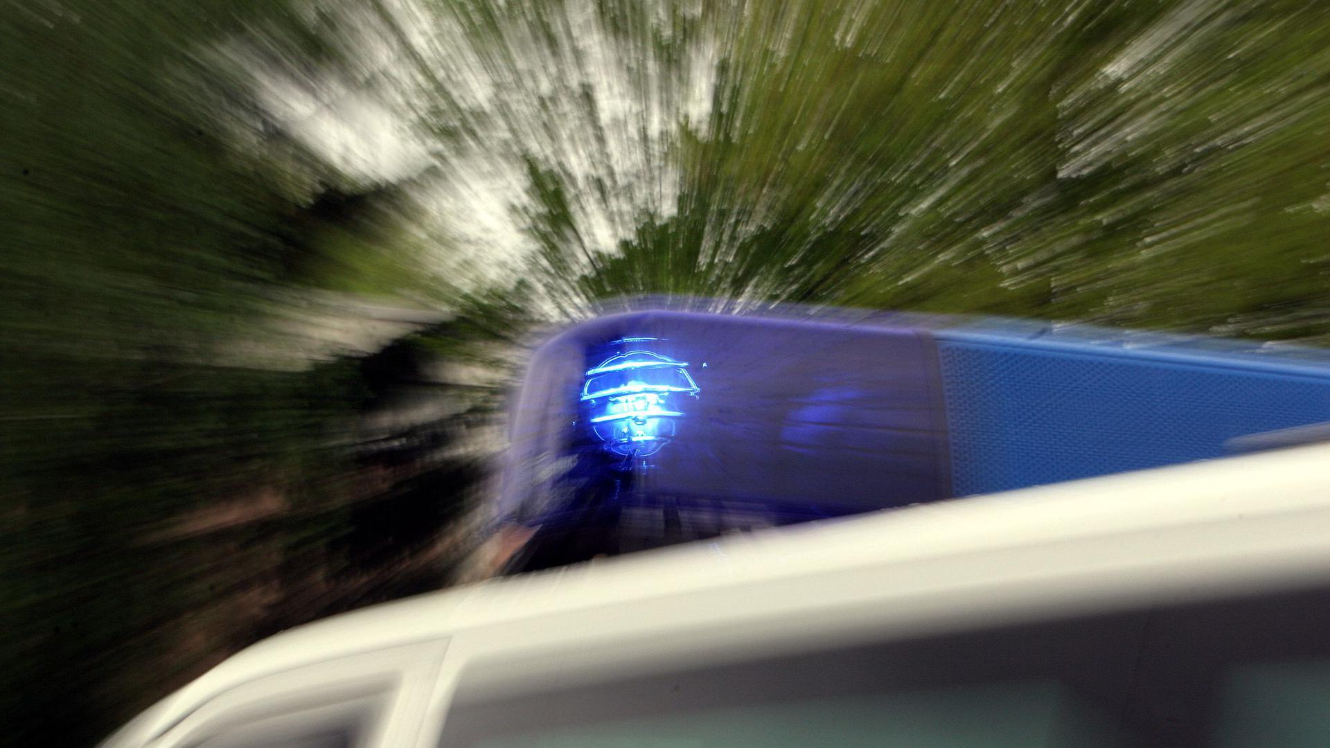 Das Blaulicht eines Polizei-Einsatzfahrzeuges leuchtet.