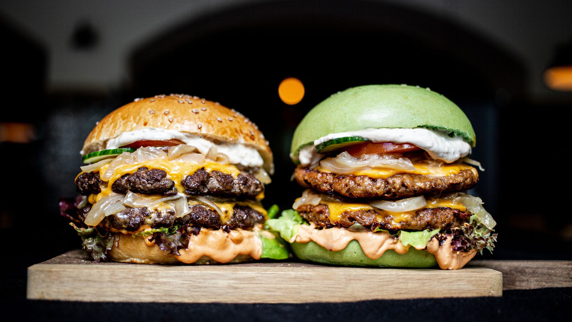 Lust auf Burger? Im Burgerheart Karlsruhe findet jeder die passende Variante für jeden Geschmack, zum Beispiel den „Double Cheesy“ oder den „Veggie Cheesy“ (von links).