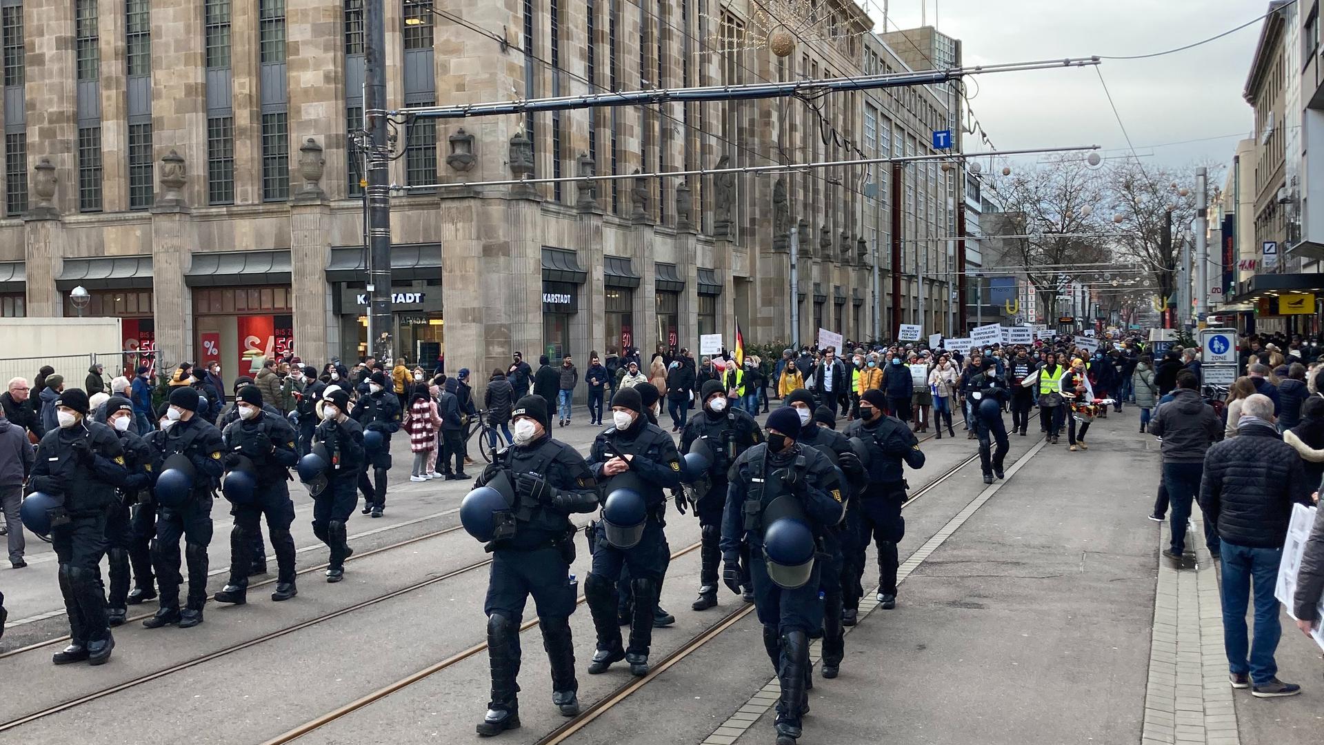 Demonstranten und Polizei in Karlsruhe.