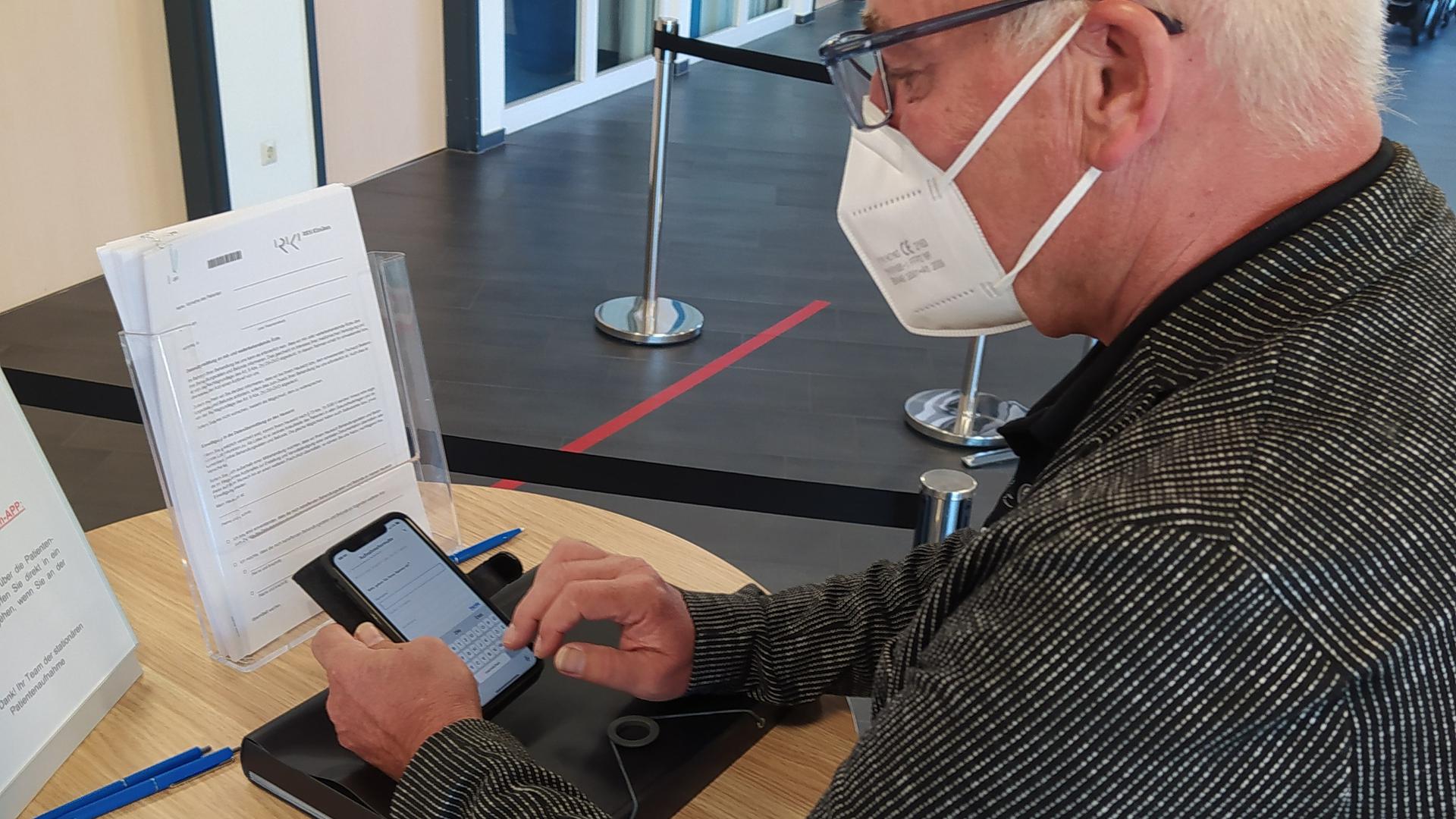 Bernd K. war der erste Patient in den RKH Kliniken, der die neue Patienten-App für seine stationäre Aufnahme genutzt hat.