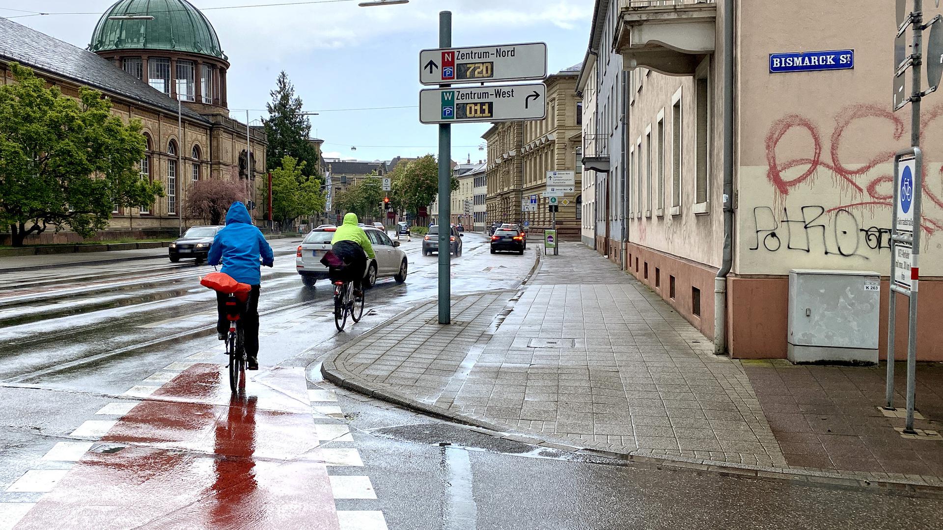 Heikle Wege-Beziehung: Wo die Bismarckstraße auf die Hans-Thoma-Straße trifft ist die besondere Aufmerksamkeit von Auto- wie Radfahrern gefordert.
