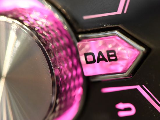 Ein DAB+-fähiges Autoradio mit pinker Beleuchtung.