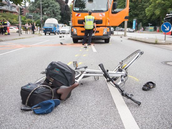 Ein Fahrrad liegt nach einem Verkehrsunfall auf der Straße.