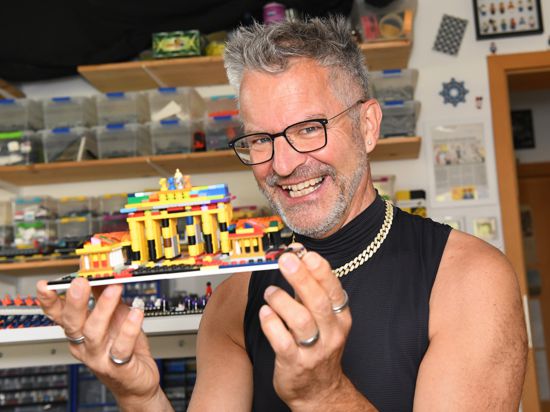 Der Stuttgarter Lego-Künstler Andreas Reikowski zeigt eine Miniatur des Brandenburger Tors.
