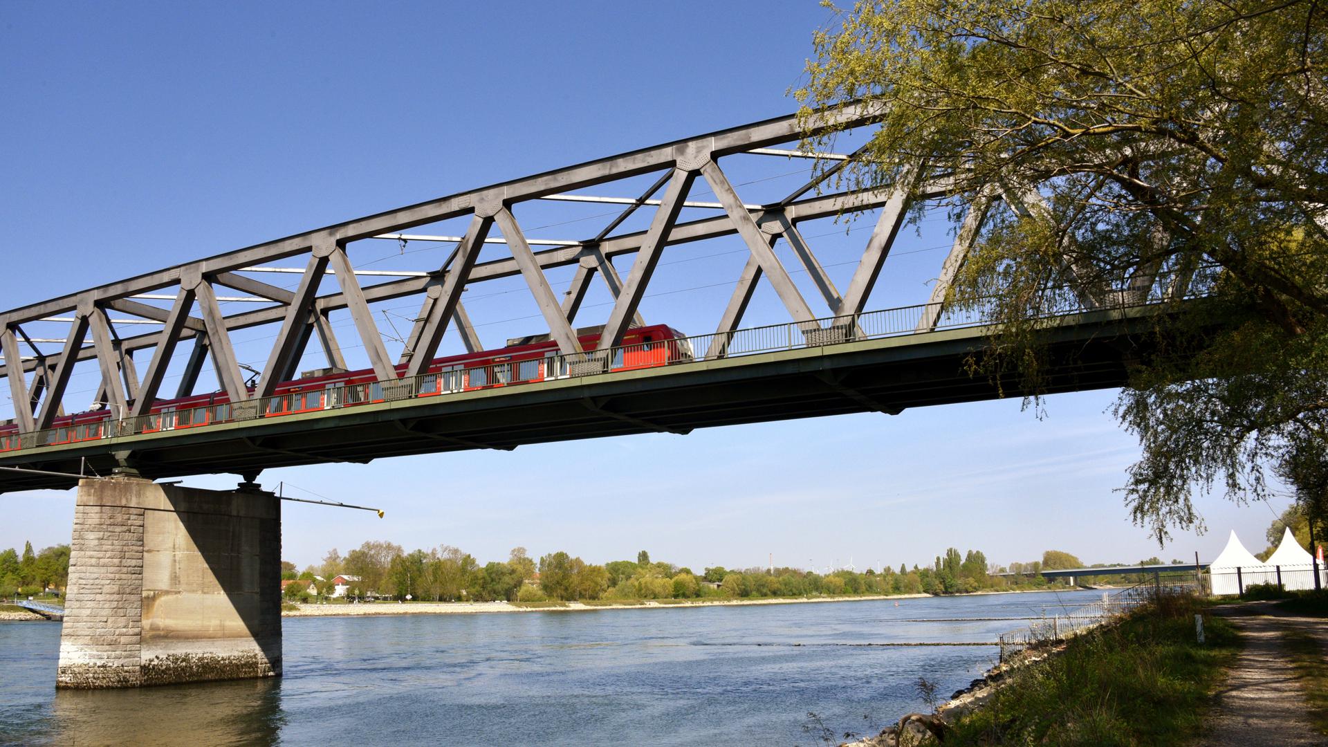 Auf den Gleisen bleibt es gleich: Pendler, die Bus und Bahn nutzen, haben von der kommenden zweiten Rheinbrücke keine Vorteile.