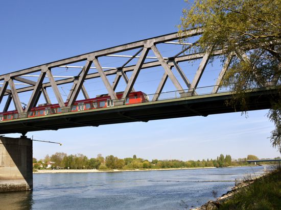 Auf den Gleisen bleibt es gleich: Pendler, die Bus und Bahn nutzen, haben von der kommenden zweiten Rheinbrücke keine Vorteile.