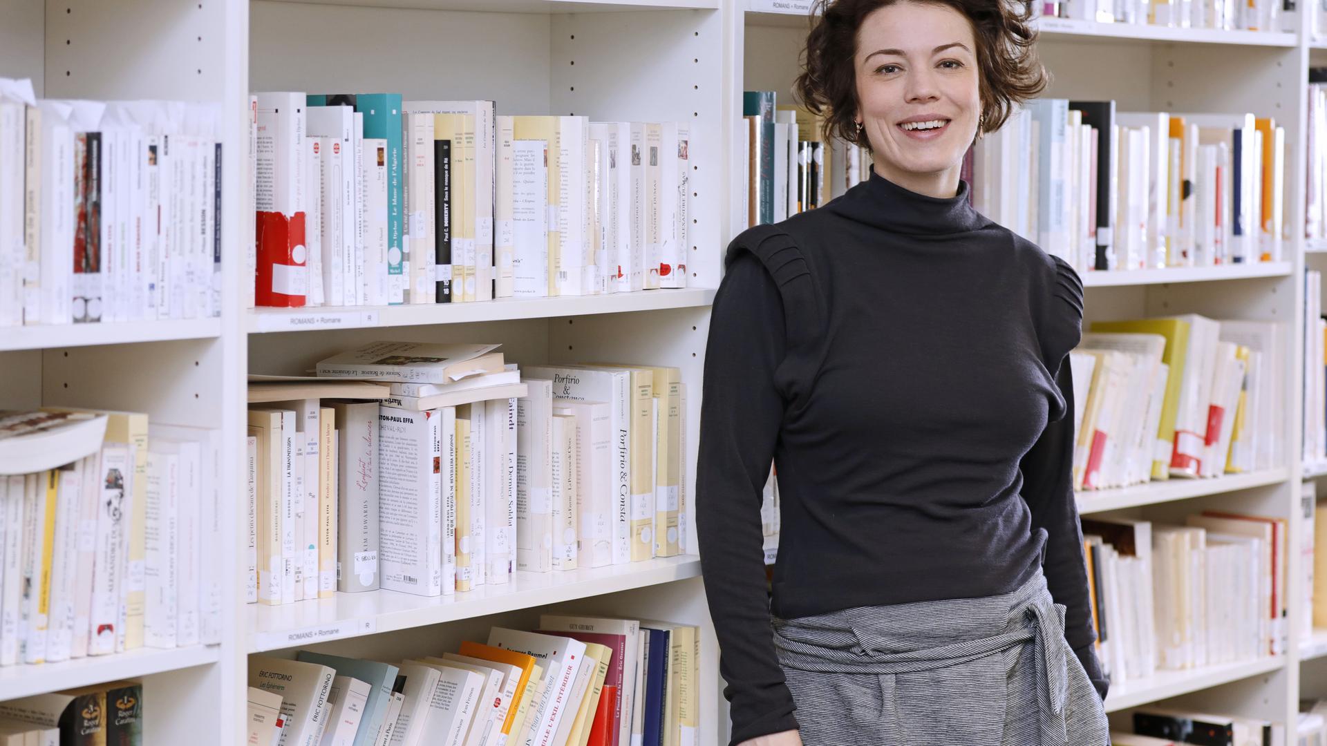 CCFA-Leiterin Marlène Rigler steht im Jahr ihres Antritts 2017 vor einer Bücherregalwand im Centre Culturel Franco-Allemand Karlsruhe.