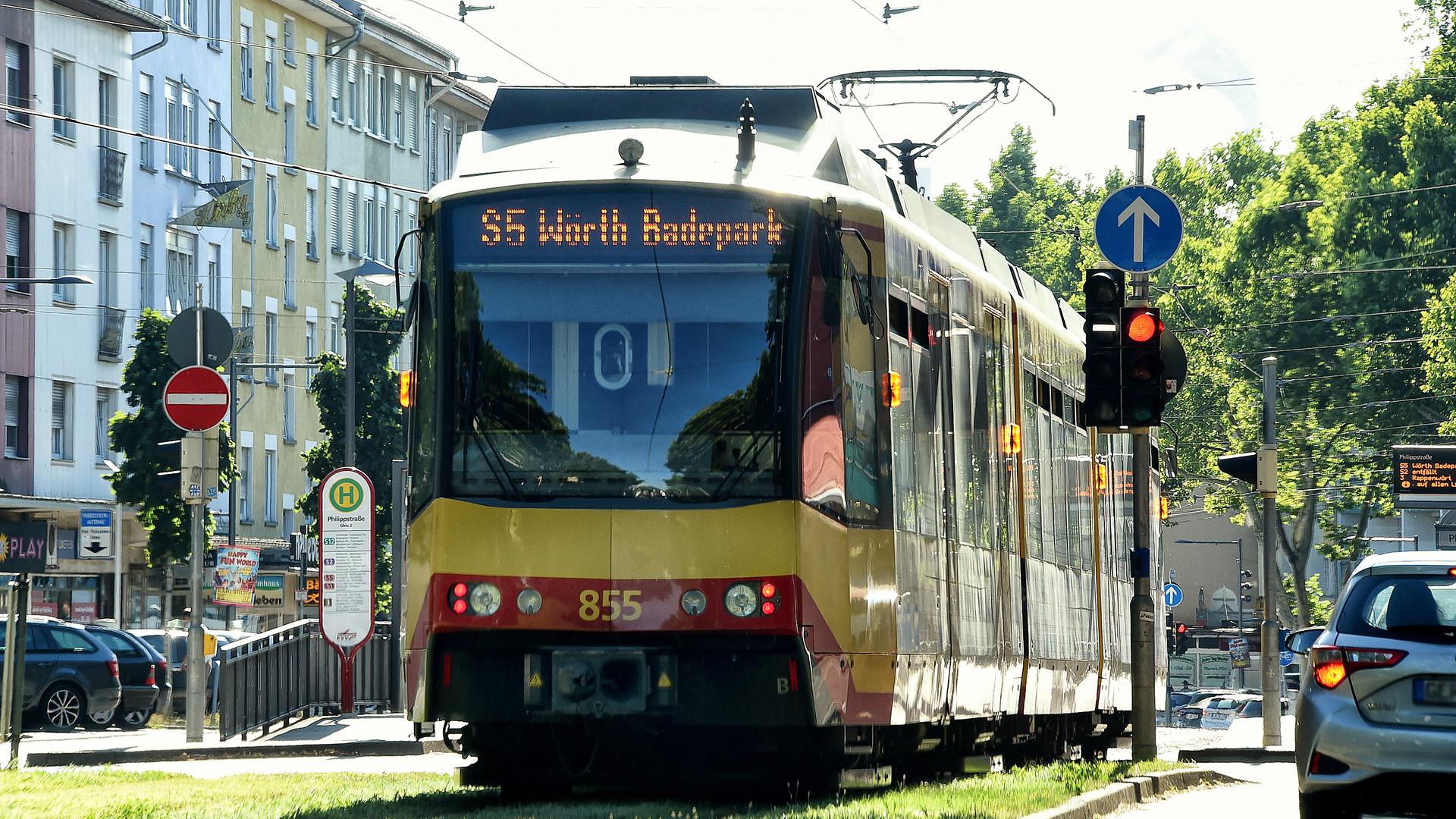 Eine Straßenbahn der Linie S5 Richtung Wörth Badepark fährt durch die Karlsruher Innenstadt.