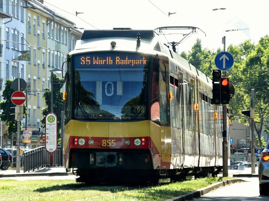 Eine Straßenbahn der Linie S5 Richtung Wörth Badepark fährt durch die Karlsruher Innenstadt.