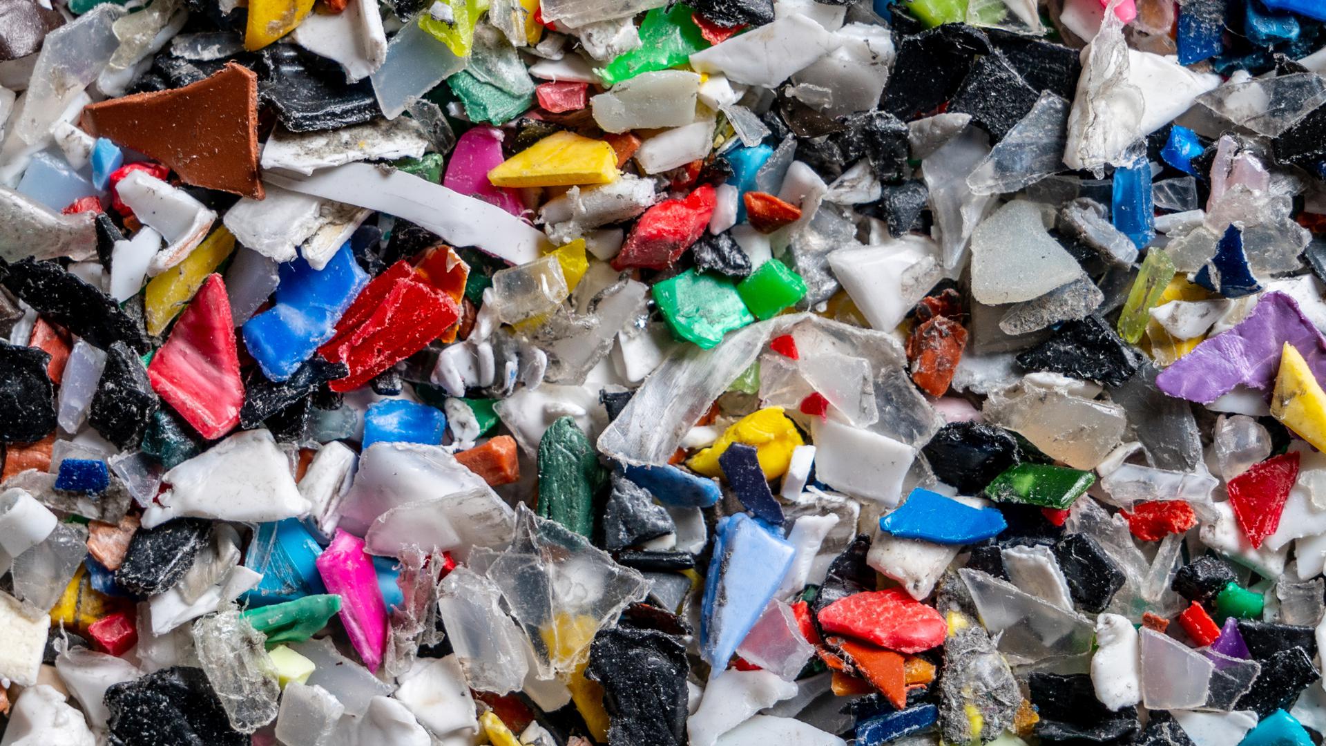 Bunter Haufen: Beim Sortieren solcher Mixturen an geschreddertem Kunststoff stoßen herkömmliche Sortieranlagen an ihre Grenzen. Neue Technik soll das Abschöpfen von Altplastik für hochwertige Recyclingprodukte verbessern.