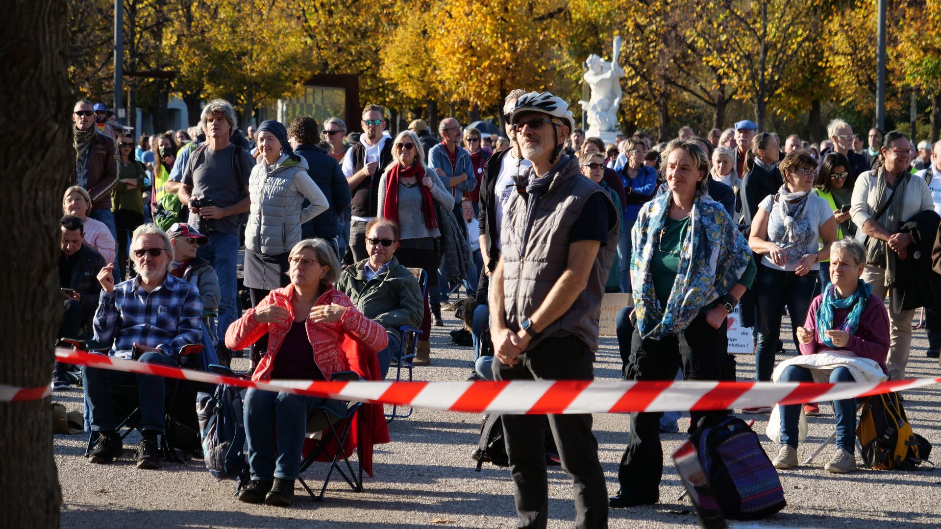 Rund 900 Menschen haben auf dem Karlsruher Schlossplatz gegen die Anti-Corona-Maßnahmen der Regierung demonstriert. Weil Teilnehmer Abstandsregeln nicht einhielten, stand die Demonstration kurz vor der Auflösung.