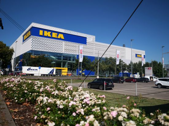 Im Karlsruhe Look: Ikea lockt mit blau-weißer Fassade. An der 54. Filiale des Möbelriesen in Deutschland prangen die Farben des KSC kombiniert mit den Farben Schwedens im Firmenlogo.