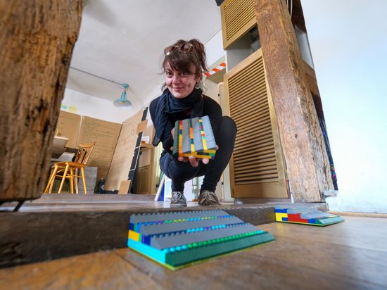 Ibadete Kadrijaj zeigt die aus Legosteinen gebauten Rampen im Kulturcafe