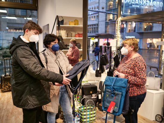 Kunden und Mitarbeiterin mit FFP2-Maske im Koffer- und Taschengeschäft Gepäckraum in der Karlsruher Kaiserstraße
