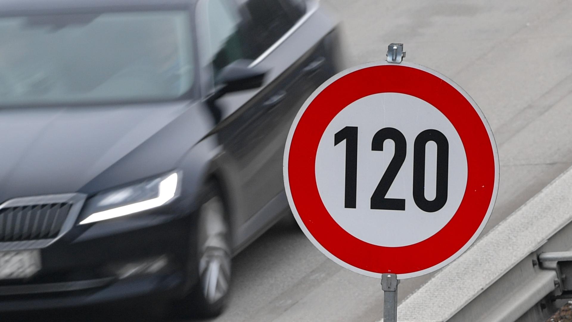 Auf der Autobahn steht ein Schild zur Höchstgeschwindigkeit von 120 Stundenkilometern.