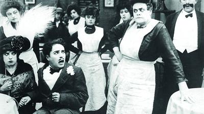 Mabel Normand, Charlie Chaplin und Marie Dressler (von links) in der US-Komödie „Tillie’s Punctured Romance“ von 1914.