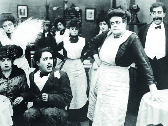 Mabel Normand, Charlie Chaplin und Marie Dressler (von links) in der US-Komödie „Tillie’s Punctured Romance“ von 1914.