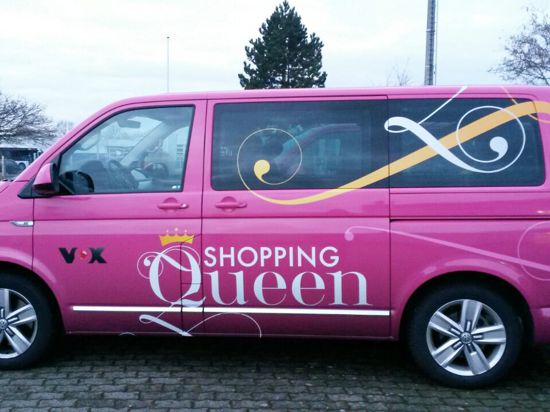 Mit dem „Shopping-Queen-Bus“ gehen die Teilnehmer auf Einkaufstour.