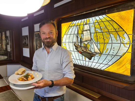 Mehr als nur Fisch: Gemeinsam mit seiner Frau Birgit betreibt der 46-jährige Jeremy Cole das Restaurant „Steuermann“ im Karlsruher Rheinhafen. 