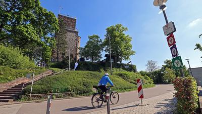 Ein Radfahrer passiert den Turm am Turmberg.