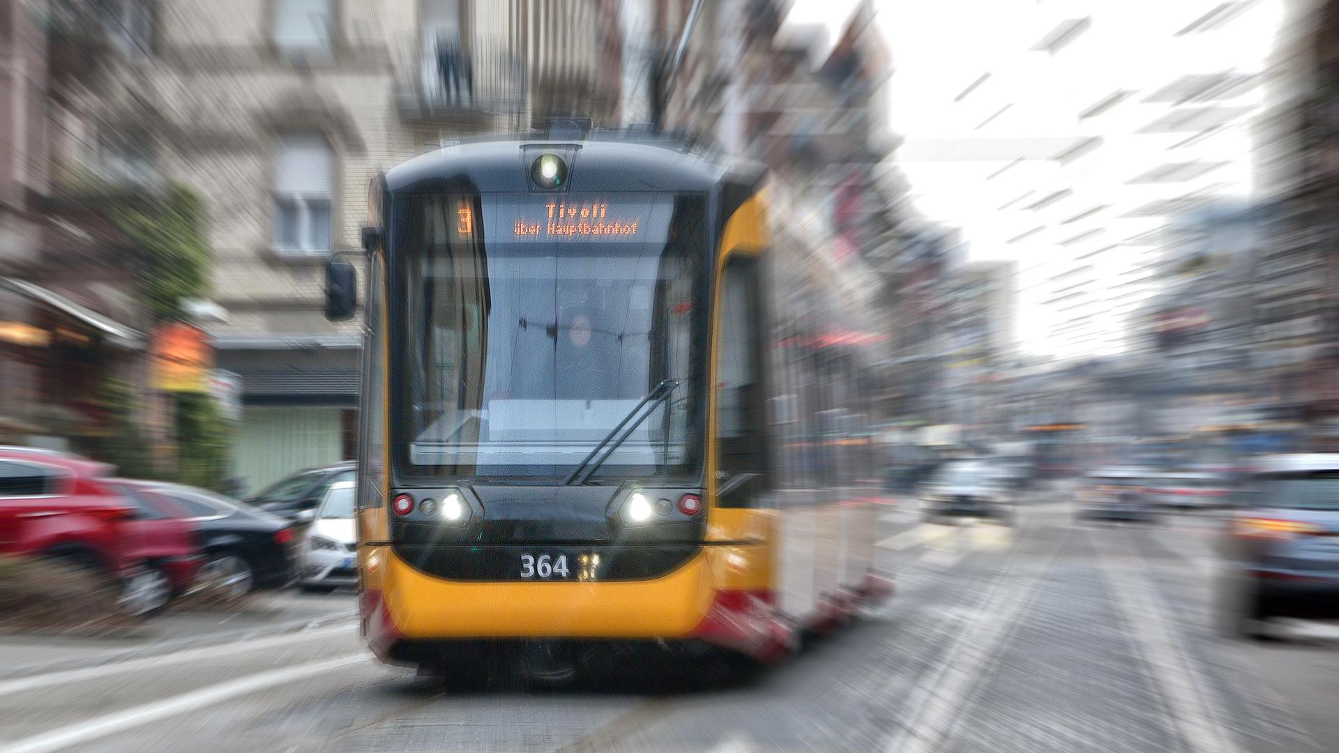 Eine Straßenbahn fährt in Karlsruhe. (Symbolbild)