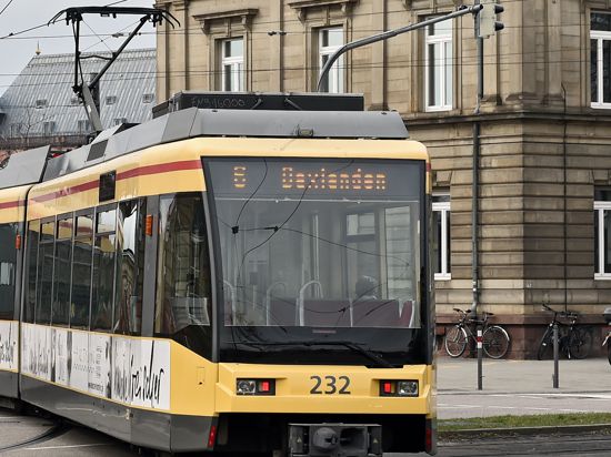 Eine Straßenbahn fährt durch Karlsruhe (Symbolbild).
