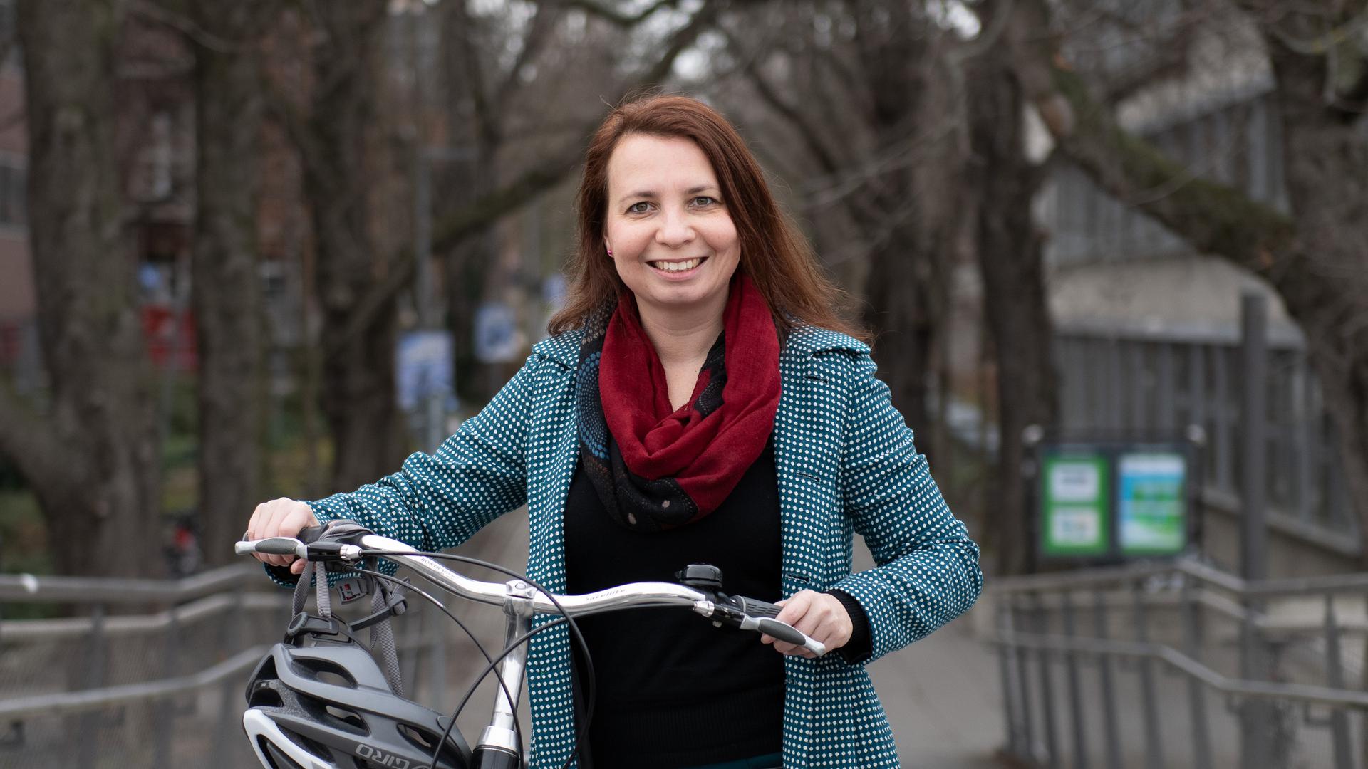 Radprofessorin Angela Francke freut sich mit Karlsruhe über den Titel als fahrradfreundlichste Großstadt Deutschlands.