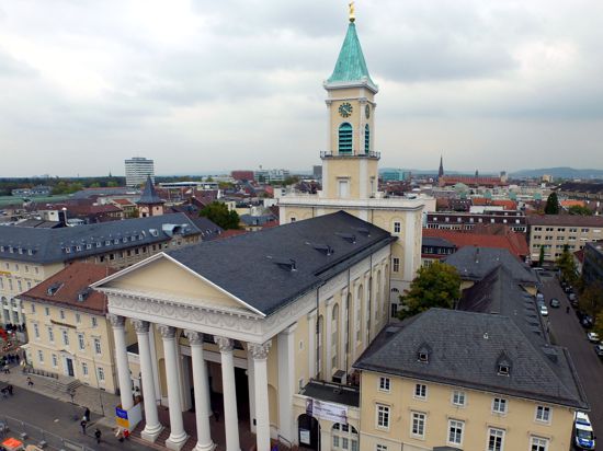 Eine der teilnehmenden Einrichtungen ist die evangelische Stadtkirche am Marktplatz gegenüber des Rathauses.
