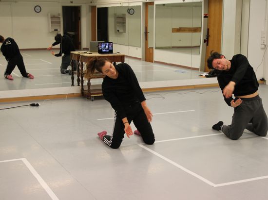 Der Unterricht wird online gemacht: Sarah Kiesecker und Dominik Höß produzieren in der Tanzschule xtra dance einen YouTube-Film mit ihren akrobatisch anmutenden Tanzfiguren. Sarah würde sich Kurse mit Teilnehmern vor Ort wünschen.