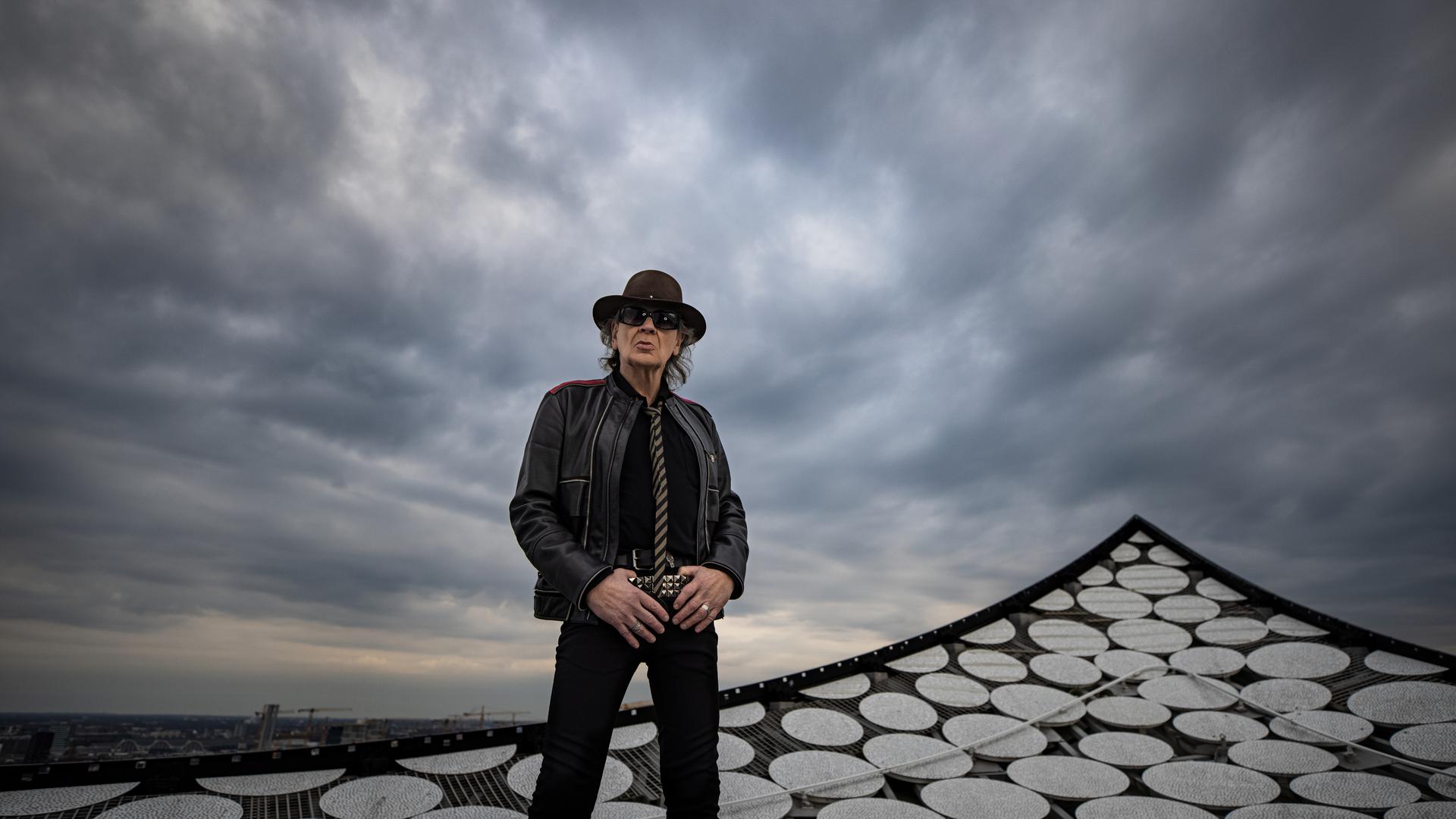 König von Elblandien: Udo Lindenberg rockt in seinem neuen Musikvideo zur Single „Mittendrin“ auf dem Dach der Elbphilharmonie in Hamburg. Am 17. Mai feiert der unkaputtbare Panikrocker seinen 75. Geburtstag.