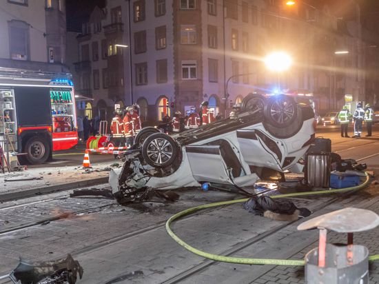 Auto auf dem Dach: Ein Fahrer landete nach mehreren Unfällen und einer wilden Tour durch Karlsruhe auf dem Dach.