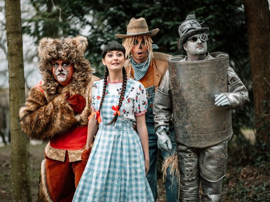 Die Figuren des Theatersstücks „Der Zauberer von Oz“ 