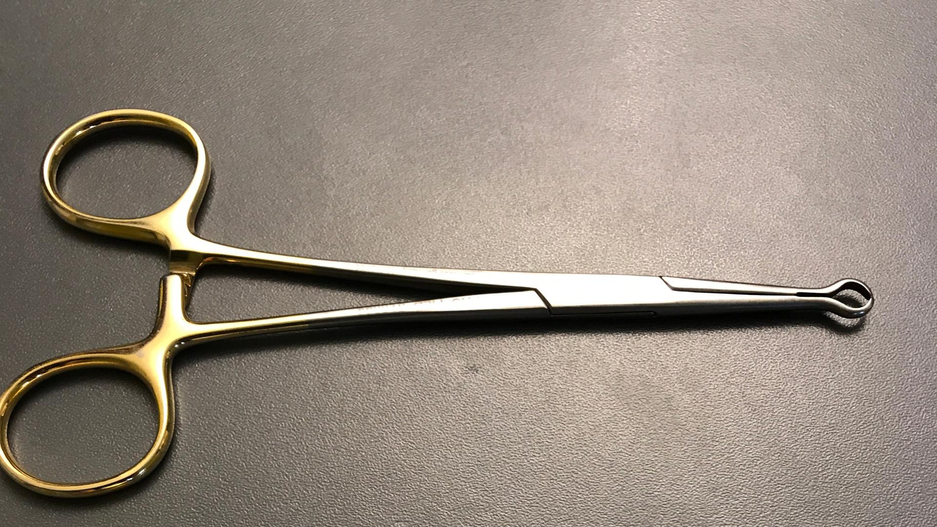 Zwei der Operationsinstrumente, die bei einer Vasektomie zum Einsatz kommen. Bei der Non-Skalpell-Technik geht es auch ohne einen Schnitt.