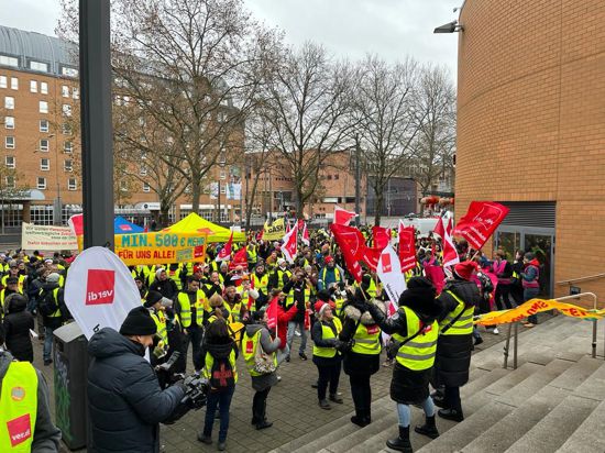 Vor der Verdi-Zentrale des Bezirks Mittelbaden-Nordschwarzwald in der Karlsruher Rüppurrer Straße versammelten sich die Streikenden am Mittwochmorgen, um ihre Forderungen deutlich zu machen.
