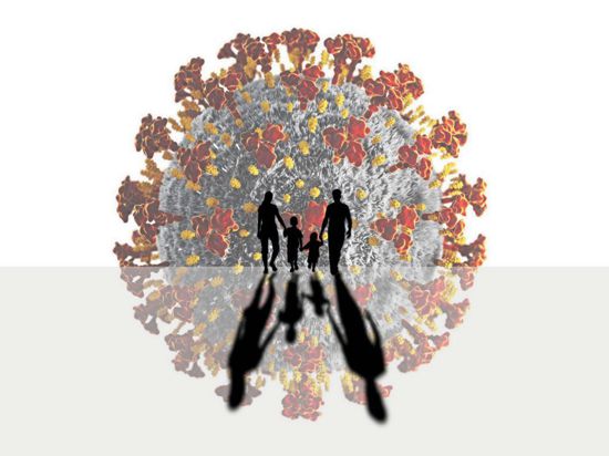 Eine Fotomontage, auf der der Schatten einer Familie vor einer großen Grafik des Coronavirus zu sehen ist