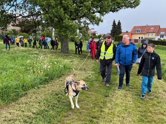 Mit Kind und Hund starten rund 40 Wanderfreunde am Sonntagvormittag ihre Runde um Bauerbach. 9,1 Kilometer ist der neue Wanderweg lang.