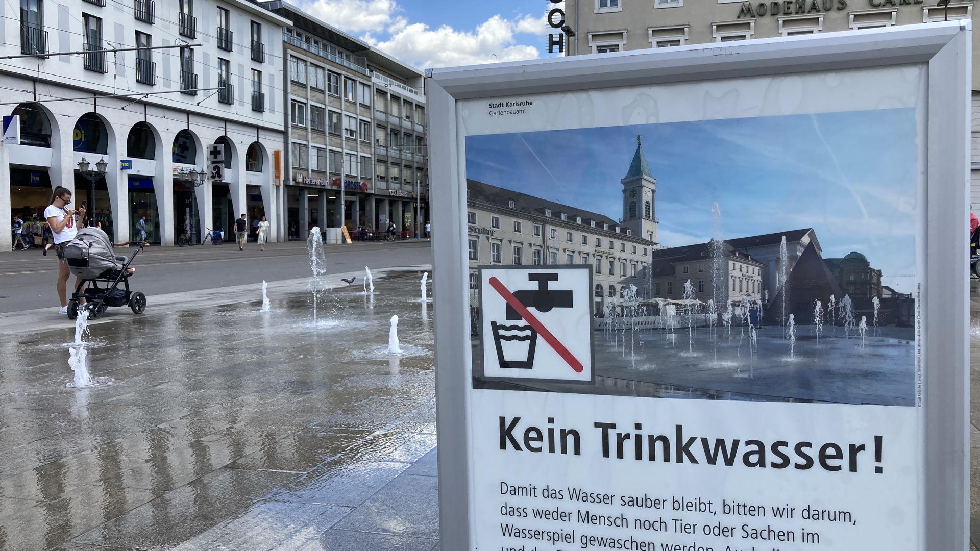 Wasserfontänen auf dem Karlsruher Marktplatz