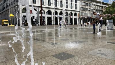 Wasserfontänen auf dem Karlsruher Marktplatz.