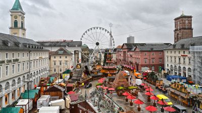Auf dem Marktplatz scheinen am Vortag der Eröffnung des Karlsruher Weihnachtsmarktes die Vorbereitungen nahezu abgeschlossen zu sein.