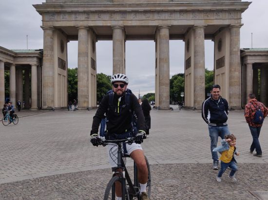 Nach 14 Etappen, 19 Tagen und 1.324 Kilometer steht der Karlsruher vor dem Brandenburger Tor. 