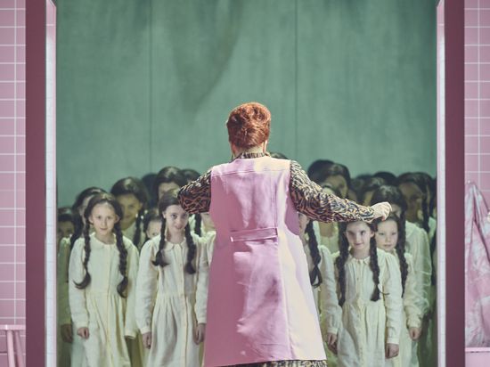 Kinderchor „Cantus Juvenum Karlsruhe“ in einer Szene aus der Oper „Die Frau ohne Schatten“ bei den Osterfestspielen Baden-Baden 2023