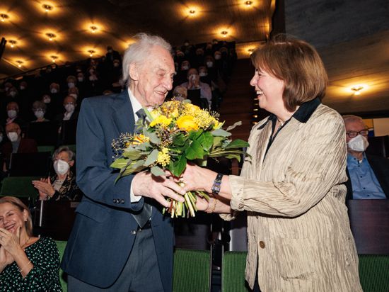 Händel-Festspiele Karlsruhe 2022: Festspielgründer Günter Könemann, Generalintendant des Staatstheaters von 1977 bis 1997, wird beim Festkonzert der Händel-Solisten nachträglich zu seinem 90. Geburtstag geehrt.