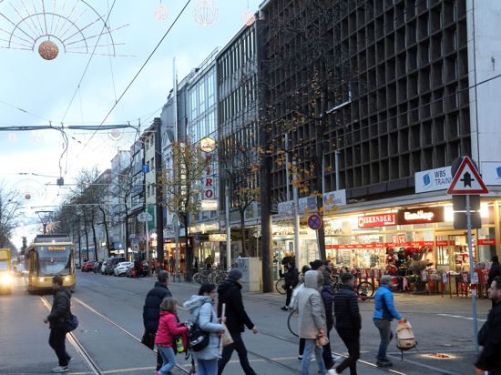 Imbissbuden, Billigläden und Handyshops prägen das Erscheinungsbild der westlichen Kaiserstraße zwischen Europaplatz und Mühlburger Tor. Inhabergeführte Ladengeschäfte sind dagegen Mangelware.