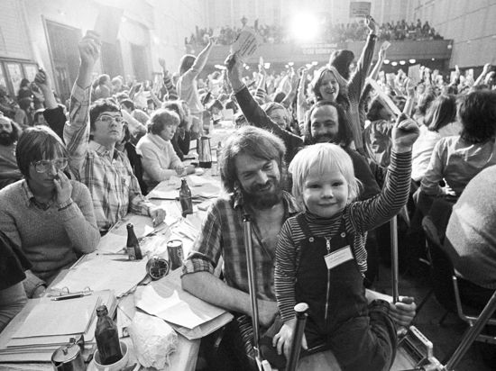 Grüne Geschichte: 1.004 Delegierte versammelten sich am 12. und 13. Januar 1980 in der Karlsruher Stadthalle, einige brachten auch gleich die ganze Familie mit.
