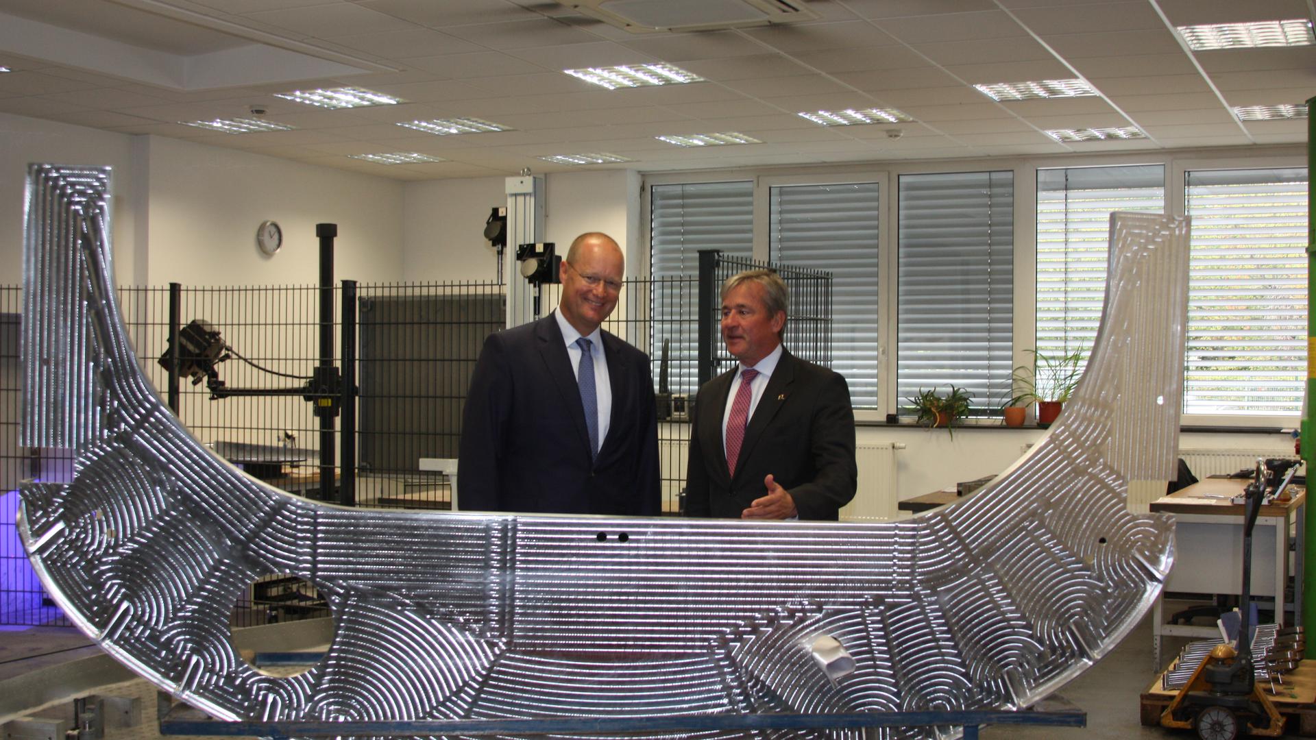 Zusammenarbeit wird ausgebaut: Rolf Philipp (links), CEO der "Aircraft Philipp"-Gruppe, und Michael Haidinger, Präsident von Boeing Deutschland, in Karlsruhe.