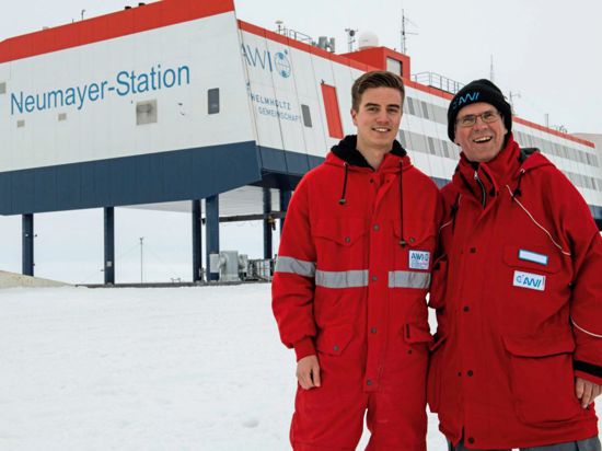 Treffen sich zwei Forscher aus Karlsruhe in der Antarktis: Mitte Januar war KIT-Präsident Holger Hanselka (rechts) in der Neumayer-Station III und begegnete auch seinem Studenten Konstantin Krüger.