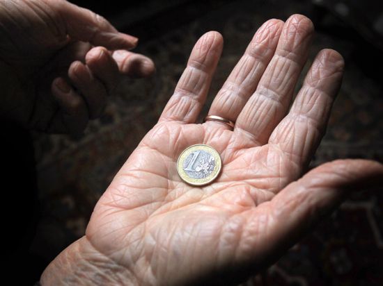ARCHIV - ILLUSTRATION - Eine 83-jährige Frau hält am 17.03. 2013 in Würzburg (Bayern) eine Euromünze. Foto: Karl-Josef Hildenbrand/dpa (zu dpa «Bundesregierung warnt vor drohender Altersarmut» vom 26.10.2016) +++ dpa-Bildfunk +++
