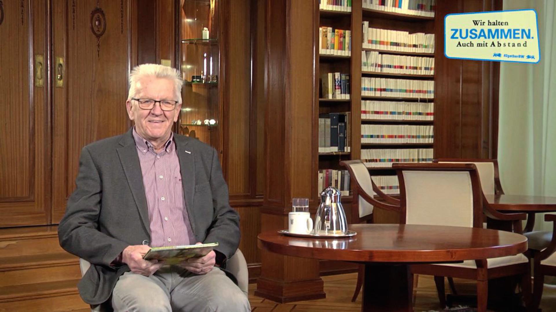 Zu Ostern liest Ministerpräsident Kretschmann sein Lieblingskinderbuch "Der Grüffelo" im Internet vor – auch auf Schwäbisch.