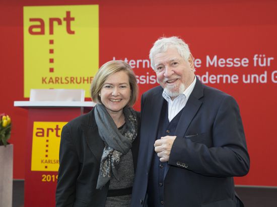 Britta Wirtz, Geschäftsführerin der Karlsruher Messe und Kongress GmbH, und Ewald Karl Schrade, Gründer und Kurator der art Karlsruhe