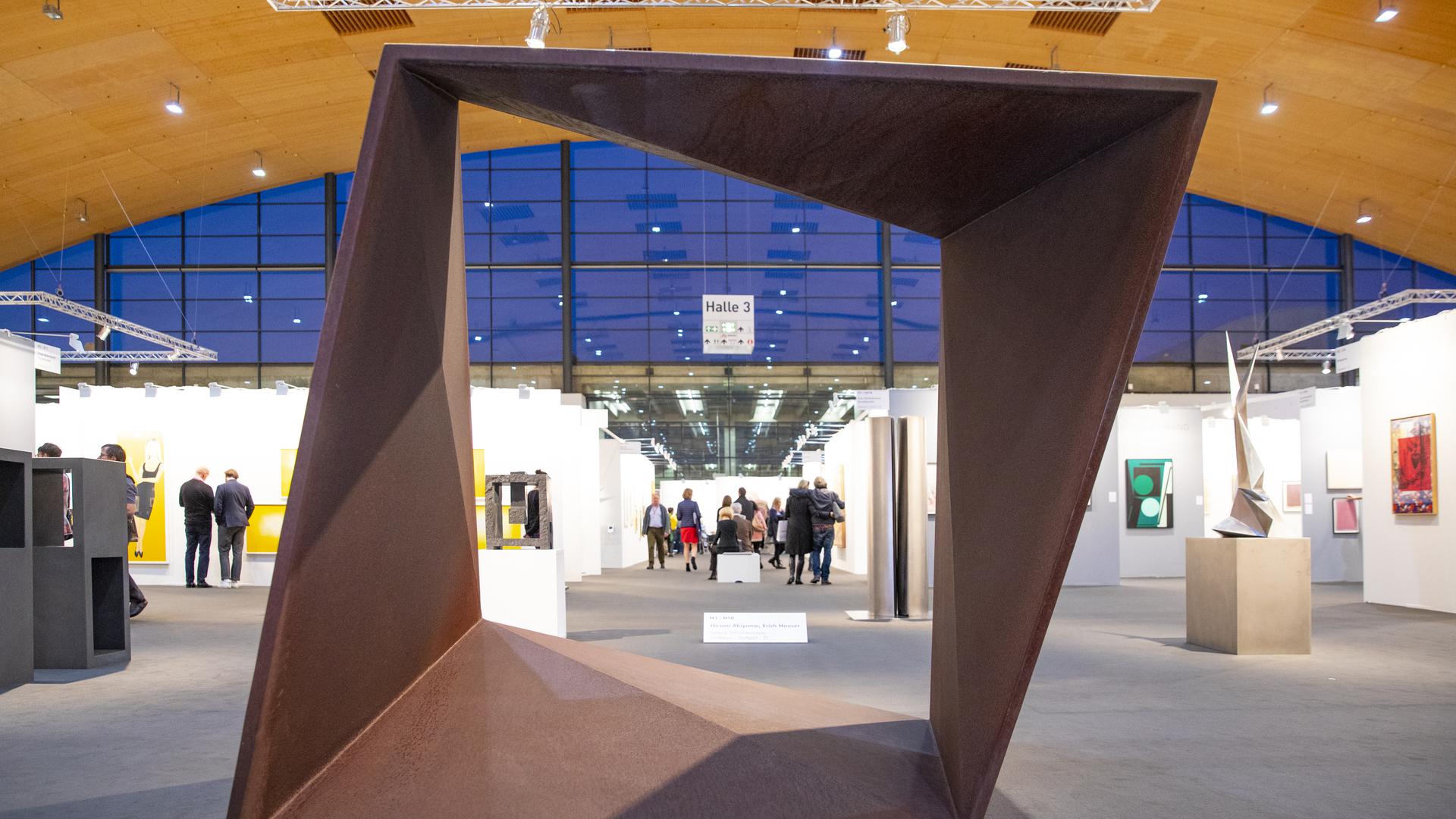 art Karlsruhe – Blick auf eine Skulptur von Hiromi Akiyama in Halle 3, art KARLSRUHE 2019.